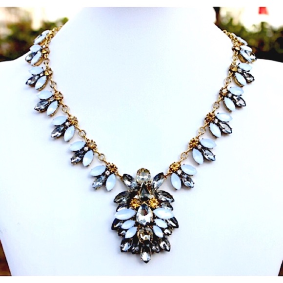 Jewelry - BEAUTIFUL CRYSTAL STATEMENT NECKLACE